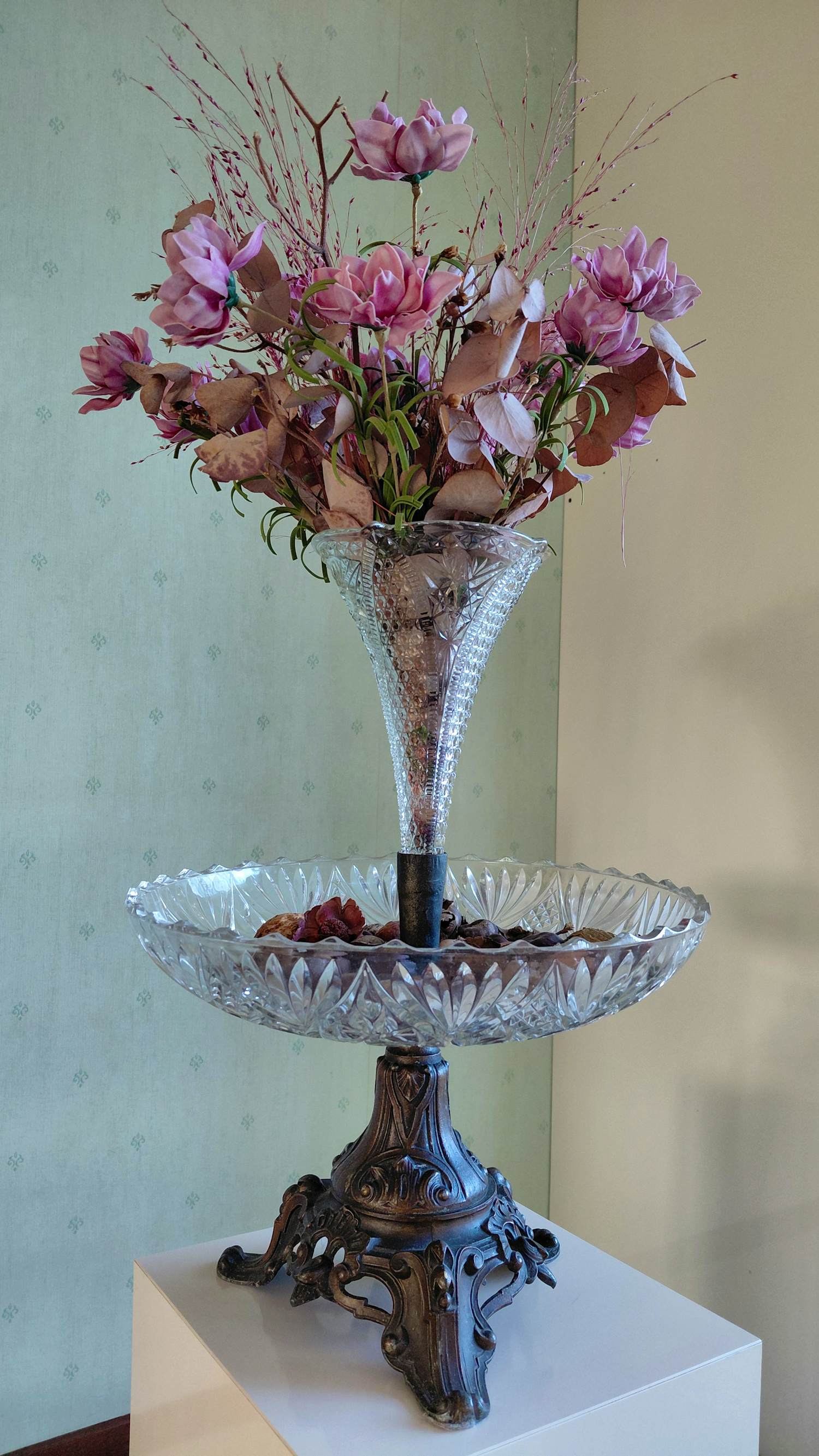 Onbekend - Glazen vaas met schaal en bronsachtige voet kopen? Bied vanaf 20!