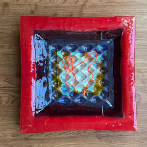 Louis La Rooy - Prachtige glazen schaal (fused plate, rood, blauw, zilver) op metalen frame kopen? Bied vanaf 50!