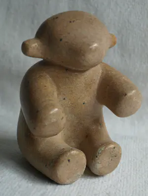 Onbekend - Stenen beeldje , Beer – Gesigneerd - Hoogte 14 cm kopen? Bied vanaf 10!