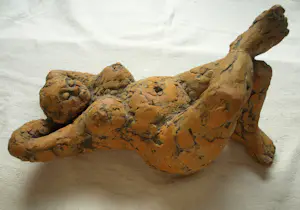 AcheterNiet of onleesbaar gesigneerd - Beeld van Keramiek , Rustende naakte vrouw – 24 x 46 x 23 cm? Enchérissez de 10!