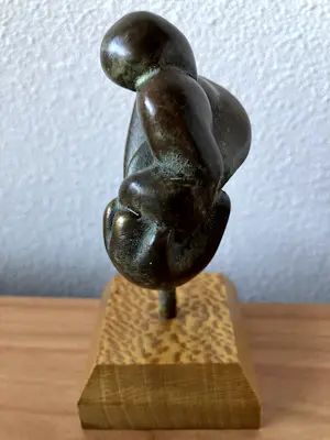 Brons (Onbekend) - Massief bronzen beeld moeder met kind - gesigneerd L T kopen? Bied vanaf 20!