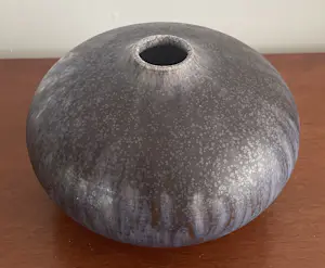 Onbekend - Studio keramisch vaasje - gesigneerd en gedateerd 1980 kopen? Bied vanaf 20!