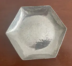 Curiosa - J.J. Davids Amsterdam - Art Deco handgehamerde zilvertinnen onderzetter set kopen? Bied vanaf 30!