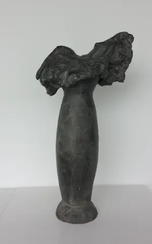 Brons (Onbekend) - Bronzen beeld (ca. 15 kg), Liggend naakt op vaas kopen? Bied vanaf 350!