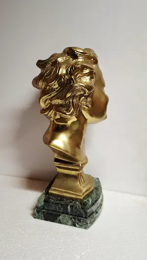 Jean-Baptiste Carpeaux - Het lachende kind. Brons met patina, glanzend en mat goud. kopen? Bied vanaf 100!