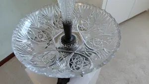 Onbekend - Glazen vaas met schaal en bronsachtige voet kopen? Bied vanaf 20!