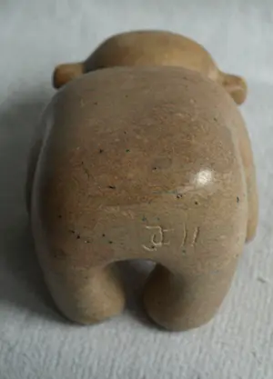 Onbekend - Stenen beeldje , Beer – Gesigneerd - Hoogte 14 cm kopen? Bied vanaf 10!