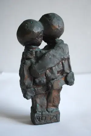 Brons (Onbekend) - 2 elkaar omarmende kinderen (2.3 kg) kopen? Bied vanaf 70!