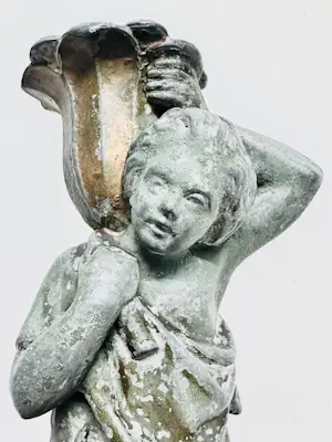Curiosa - Figuurlijke kandelaarvoet – Putto met draperie kaufen? Bieten Sie von 20!