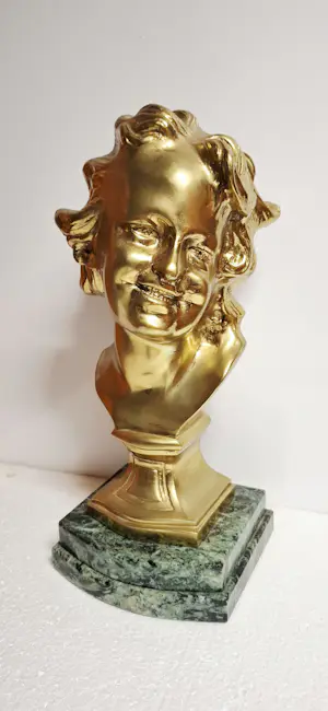 Jean-Baptiste Carpeaux - Het lachende kind. Brons met patina, glanzend en mat goud. kopen? Bied vanaf 100!
