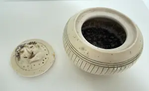 Onbekend - doosje met versierde deksel van keramiek kopen? Bied vanaf 20!