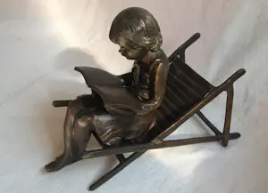 Brons (Onbekend) - Bronzen beeld , Lezend meisje op strandstoel kopen? Bied vanaf 150!