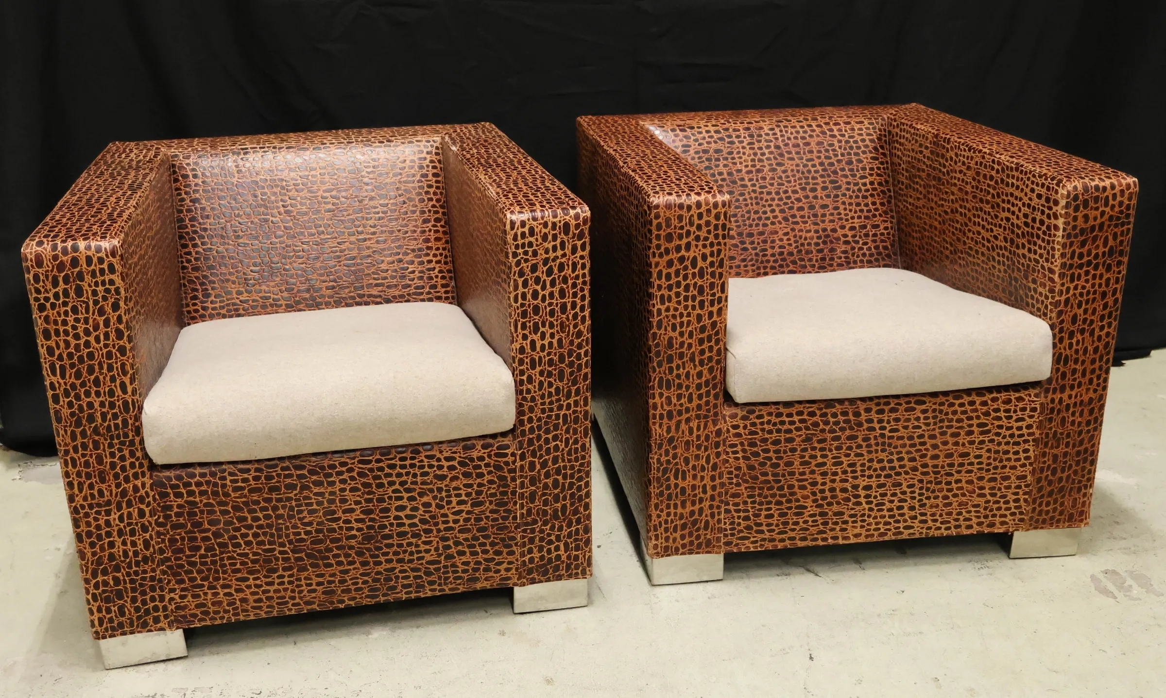 AcheterRodolfo Dordoni - Twee fauteuils ('Suitcase Armchairs') ontworpen voor Minotti? Enchérissez de 1000!