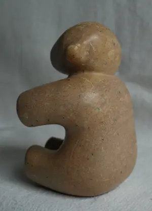 Onbekend - Stenen beeldje , Beer – Gesigneerd - Hoogte 14 cm kopen? Bied vanaf 10!