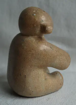 Onbekend - Stenen beeldje , Beer – Gesigneerd - Hoogte 14 cm kopen? Bied vanaf 10!