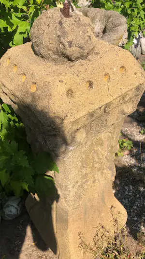 AcheterCuriosa - Zandstenen sokkel? Enchérissez de 150!