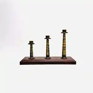 Onbekend - Driedelige messing kandelaarset op een massief houten voet. vendu pour 20€ !