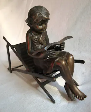 Brons (Onbekend) - Bronzen beeld , Lezend meisje op strandstoel kopen? Bied vanaf 150!