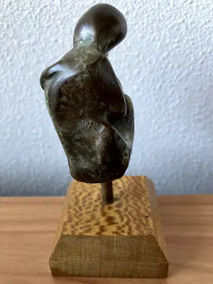 Brons (Onbekend) - Massief bronzen beeld moeder met kind - gesigneerd L T kopen? Bied vanaf 20!