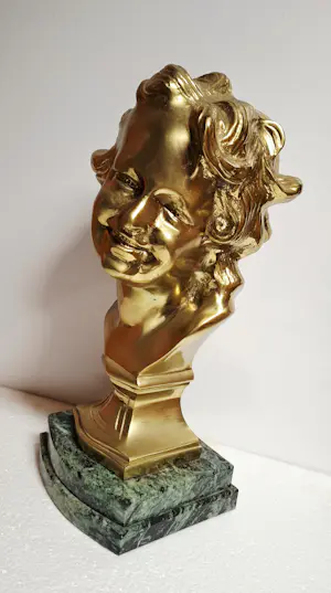 Jean-Baptiste Carpeaux - Het lachende kind. Brons met patina, glanzend en mat goud. kopen? Bied vanaf 100!