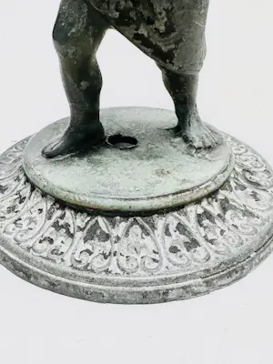 Curiosa - Figuurlijke kandelaarvoet – Putto met draperie kaufen? Bieten Sie von 20!