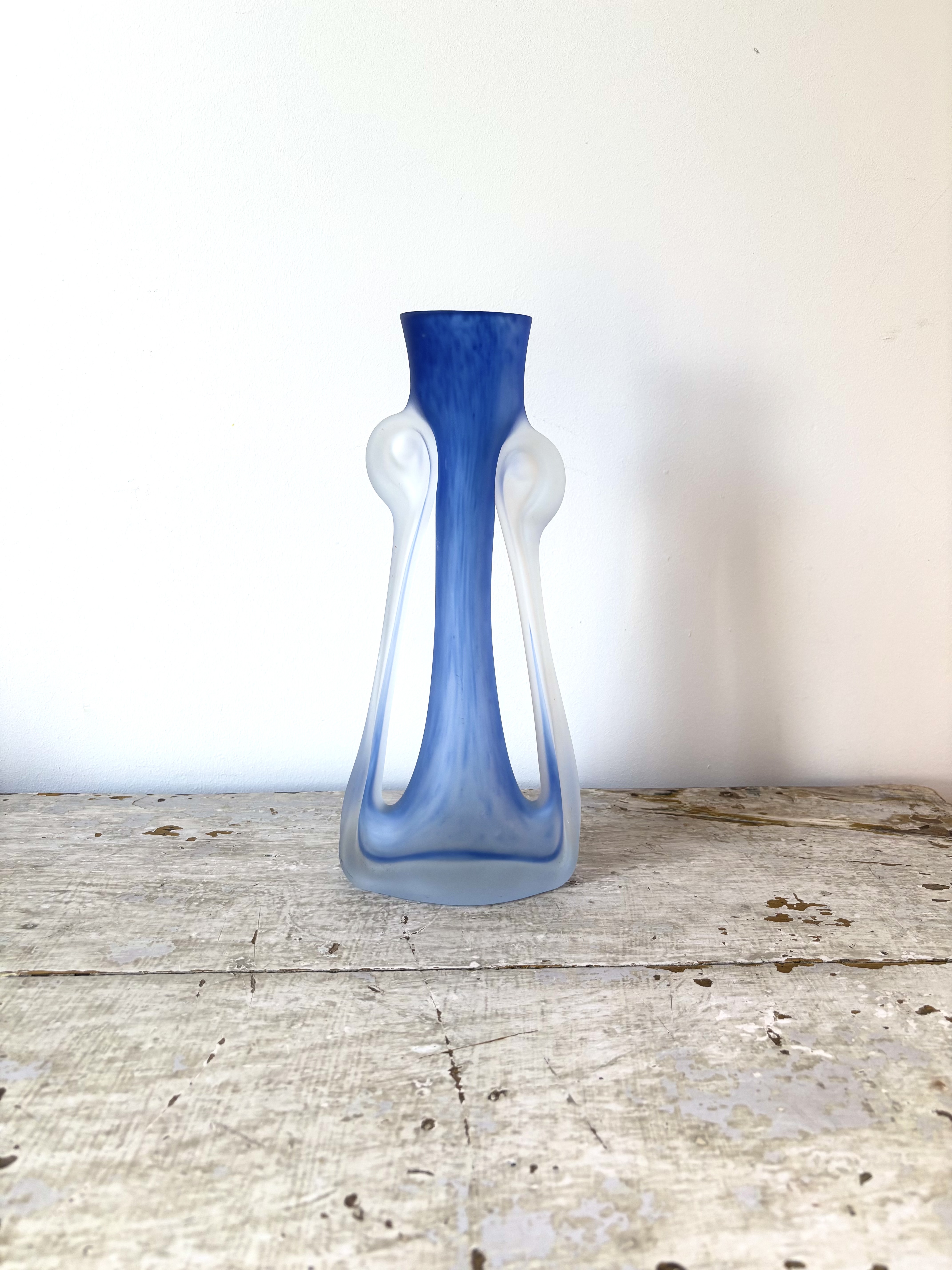 Eugeniusz Kosc - Vaas van satijn glas, blauw met opvallende zijarmen. kaufen? Bieten Sie von 20!
