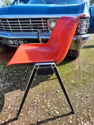 Osvaldo Borsani - Design Stoel Tecno. Rood met zwart frame kopen? Bied vanaf 50!