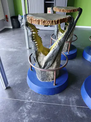 AcheterCuriosa - Krokodil met barkrukken van kunstenaar Jurgen Raymaekers? Enchérissez de 1200!