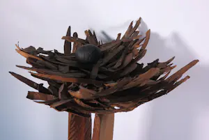 Onbekend - Groot houten sculptuur met bronzen ei, Vogelnest kopen? Bied vanaf 250!