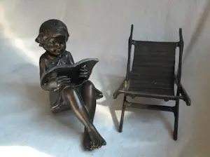 Brons (Onbekend) - Bronzen beeld , Lezend meisje op strandstoel kopen? Bied vanaf 150!