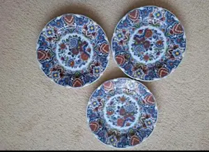 Buy Potterie Oud Delft - 3 handgeschilderde polychrome wand sierborden? Bid from 30!