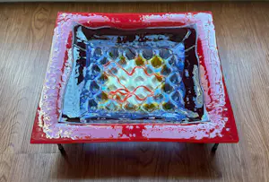 Louis La Rooy - Prachtige glazen schaal (fused plate, rood, blauw, zilver) op metalen frame kopen? Bied vanaf 50!