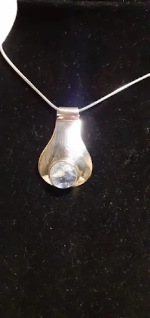 In nieuwstaat Zilveren ketting en hanger gezet met maansteen kopen? Bied vanaf 35!