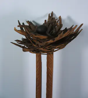 Onbekend - Groot houten sculptuur met bronzen ei, Vogelnest kopen? Bied vanaf 250!