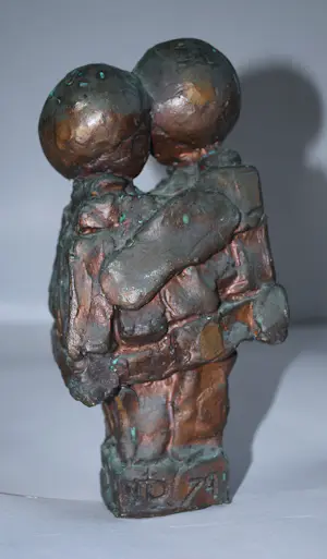 Brons (Onbekend) - 2 elkaar omarmende kinderen (2.3 kg) kopen? Bied vanaf 70!