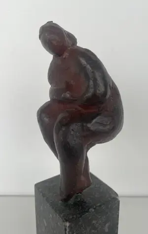 Brons (Onbekend) - Zittende vrouwfiguur op hardstenen sokkel kopen? Bied vanaf 100!