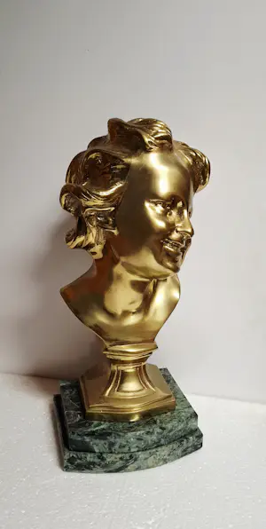 Jean-Baptiste Carpeaux - Het lachende kind. Brons met patina, glanzend en mat goud. kopen? Bied vanaf 100!