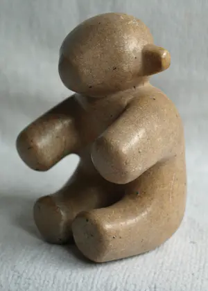 Onbekend - Stenen beeldje , Beer – Gesigneerd - Hoogte 14 cm kopen? Bied vanaf 10!