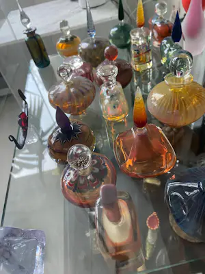 Onbekend - Schitterende mondgeblazen parfumflesjes, 26 stuks. kopen? Bied vanaf 199!