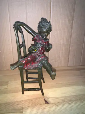 Franz Iffland - Set van 2 antieke bronzen beelden: "lachende meisjes op stoelen" kopen? Bied vanaf 220!
