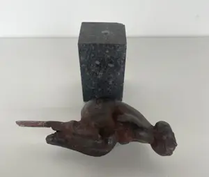 Brons (Onbekend) - Zittende vrouwfiguur op hardstenen sokkel kopen? Bied vanaf 100!