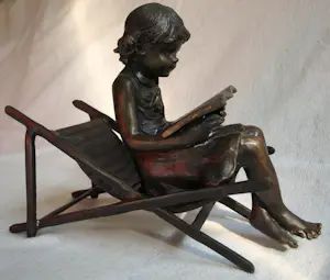 Brons (Onbekend) - Bronzen beeld , Lezend meisje op strandstoel kopen? Bied vanaf 150!