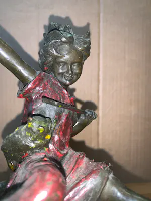 Franz Iffland - Set van 2 antieke bronzen beelden: "lachende meisjes op stoelen" kopen? Bied vanaf 220!