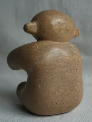 Onbekend - Stenen beeldje , Beer – Gesigneerd - Hoogte 14 cm kopen? Bied vanaf 10!