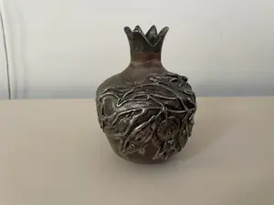 Keramiek overige - Sherman Israel - Granaatappel aardewerken vaasje met zilveren .925 decoratie kopen? Bied vanaf 10!