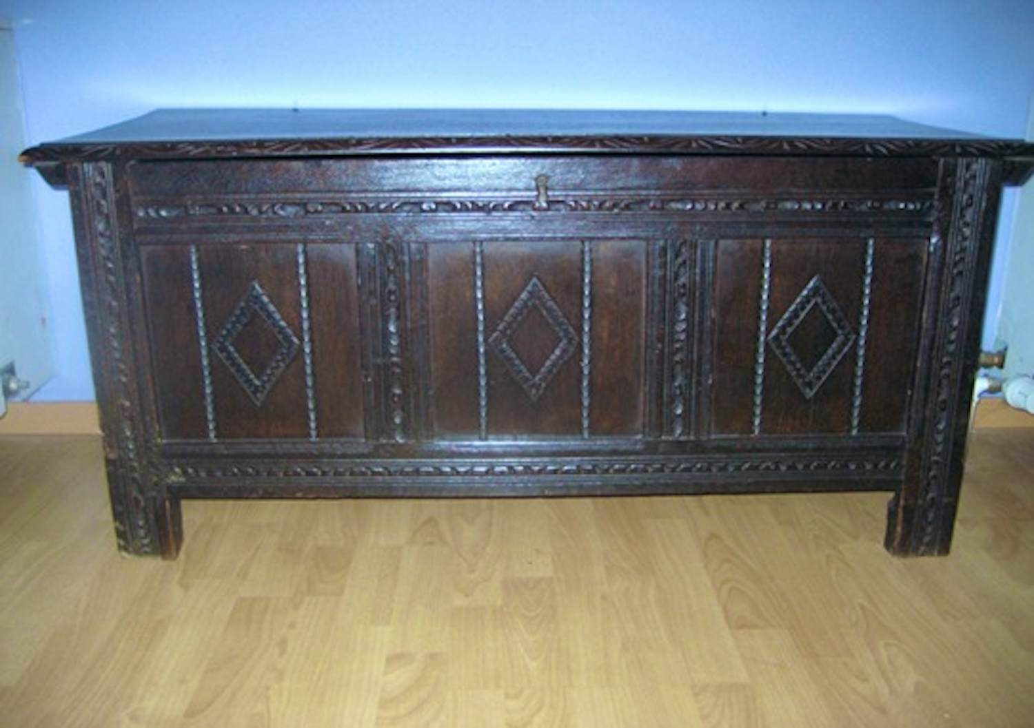 Curiosa - antieke gesculpteerde koffer kopen? Bied vanaf 200!