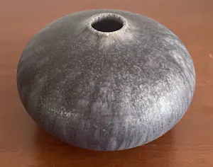 Onbekend - Studio keramisch vaasje - gesigneerd en gedateerd 1980 kopen? Bied vanaf 20!