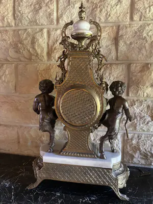 Brevettato - Antieke Italiaanse Ormolu schouwklok met Cherubs en bijhorende kandelaars kaufen? Bieten Sie von 250!