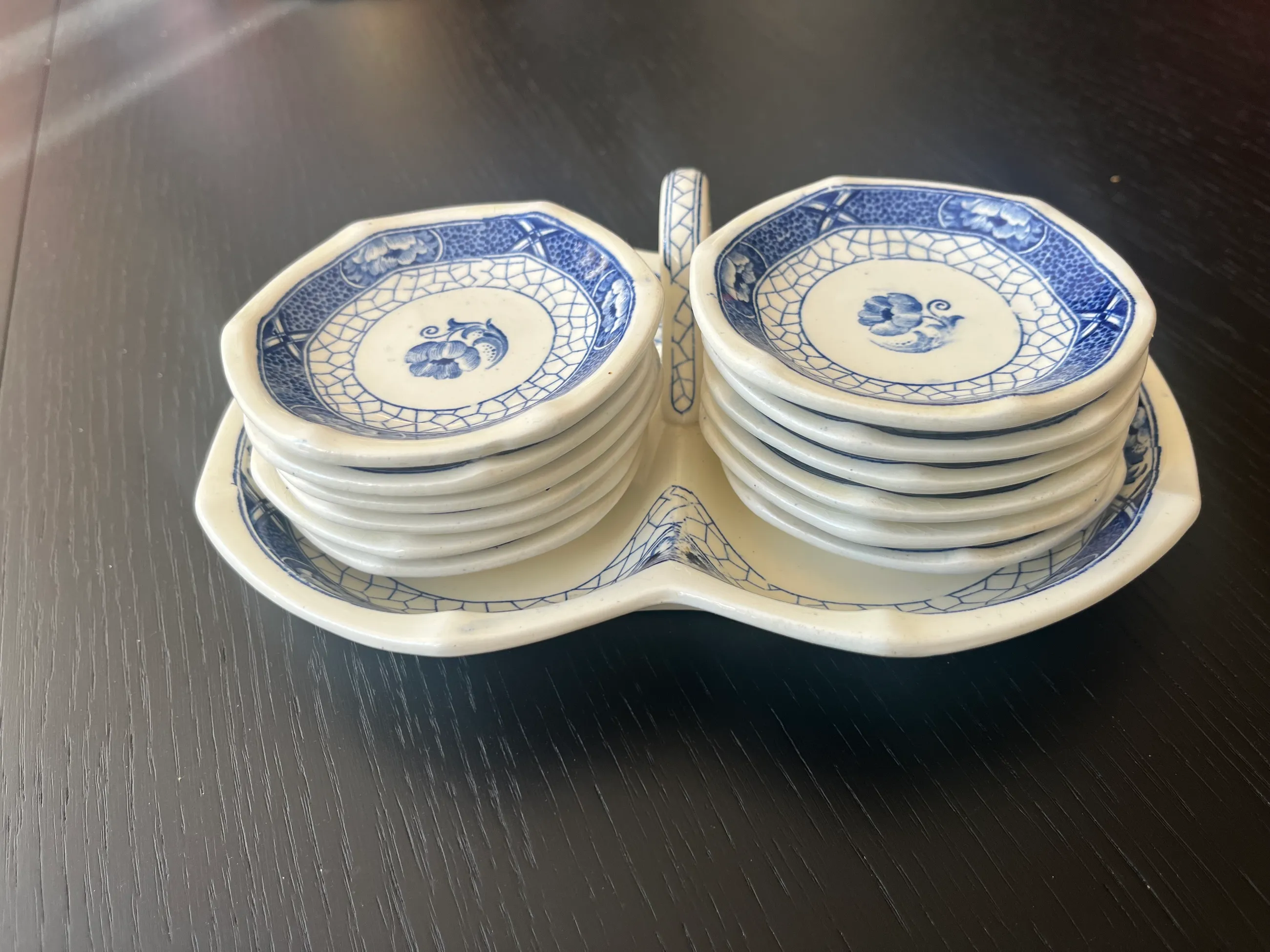 Buy Societe Ceramique - Maastricht Petit-four-set met kleine schaaltjes uit het Butterflij servies? Bid from 50!