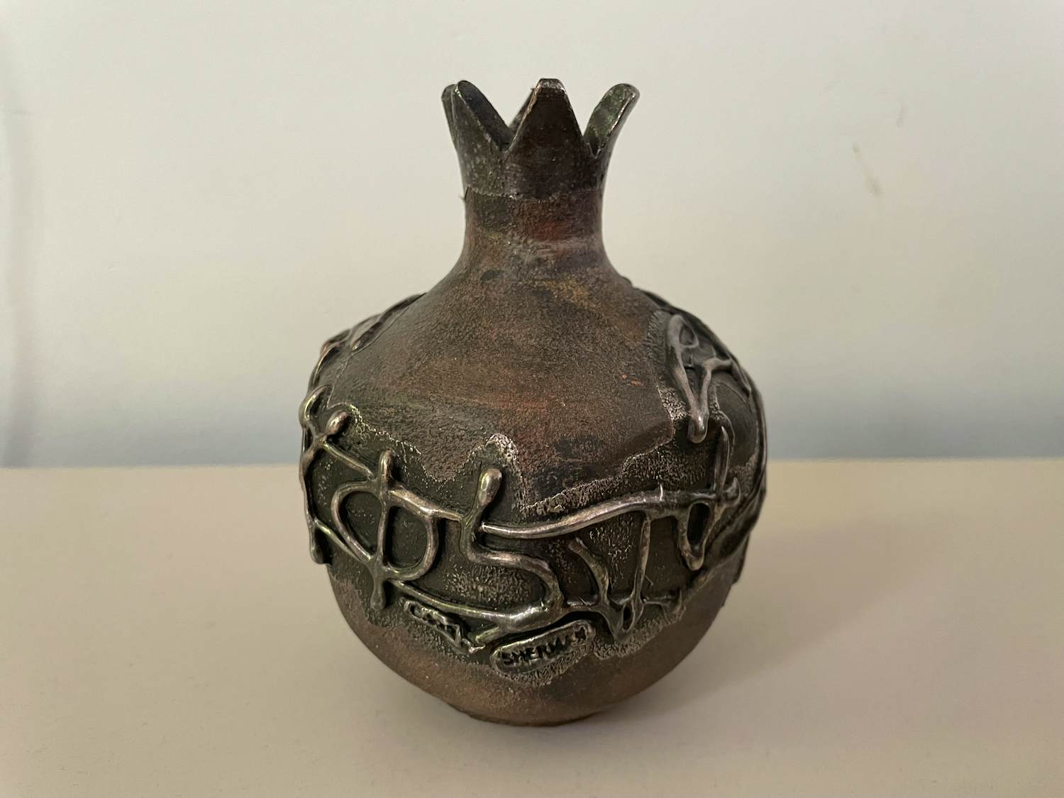 Keramiek overige - Sherman Israel - Granaatappel aardewerken vaasje met zilveren .925 decoratie verkocht voor € 10!